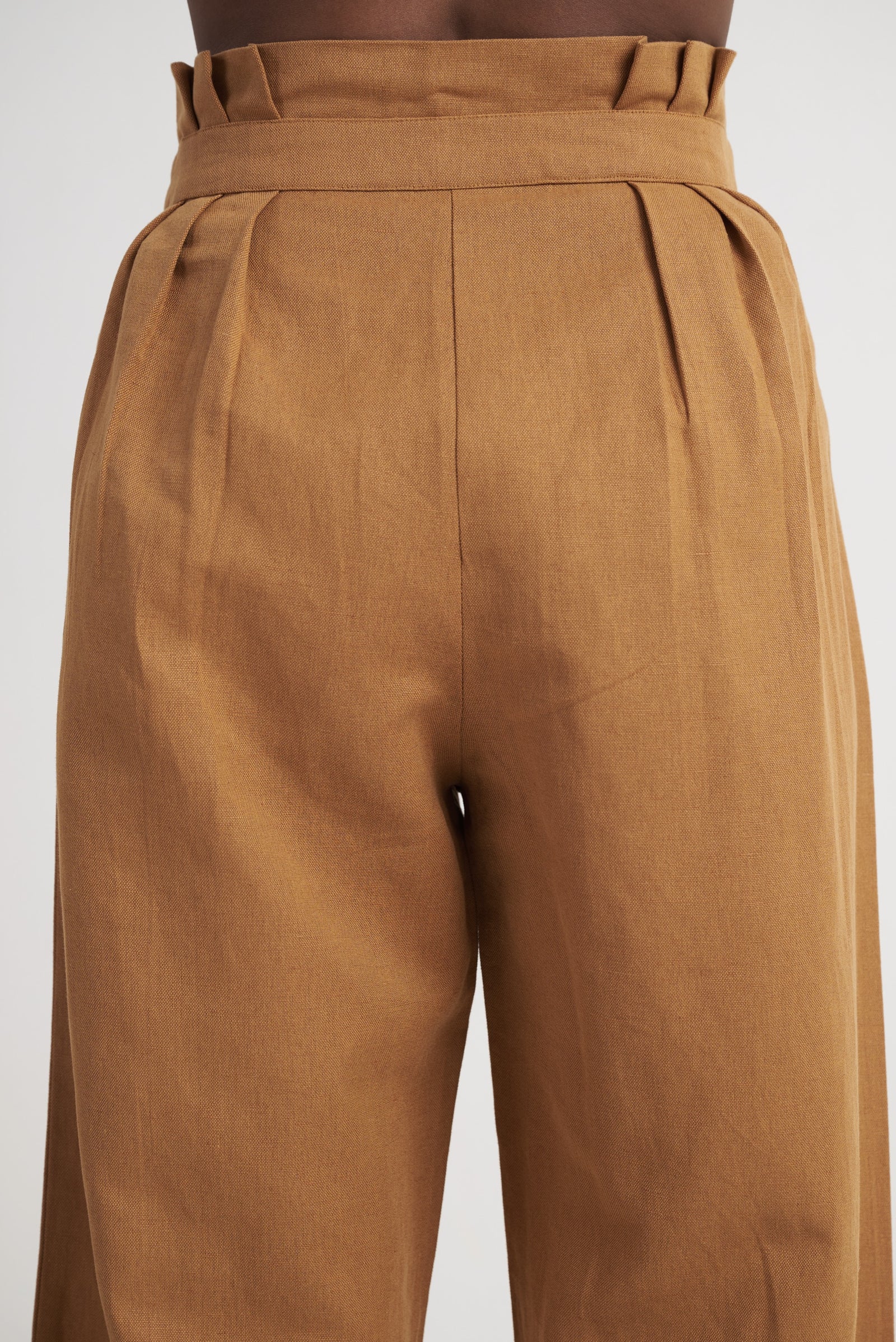 High-Rise Pleated Tapered Trouser in Chipmunk