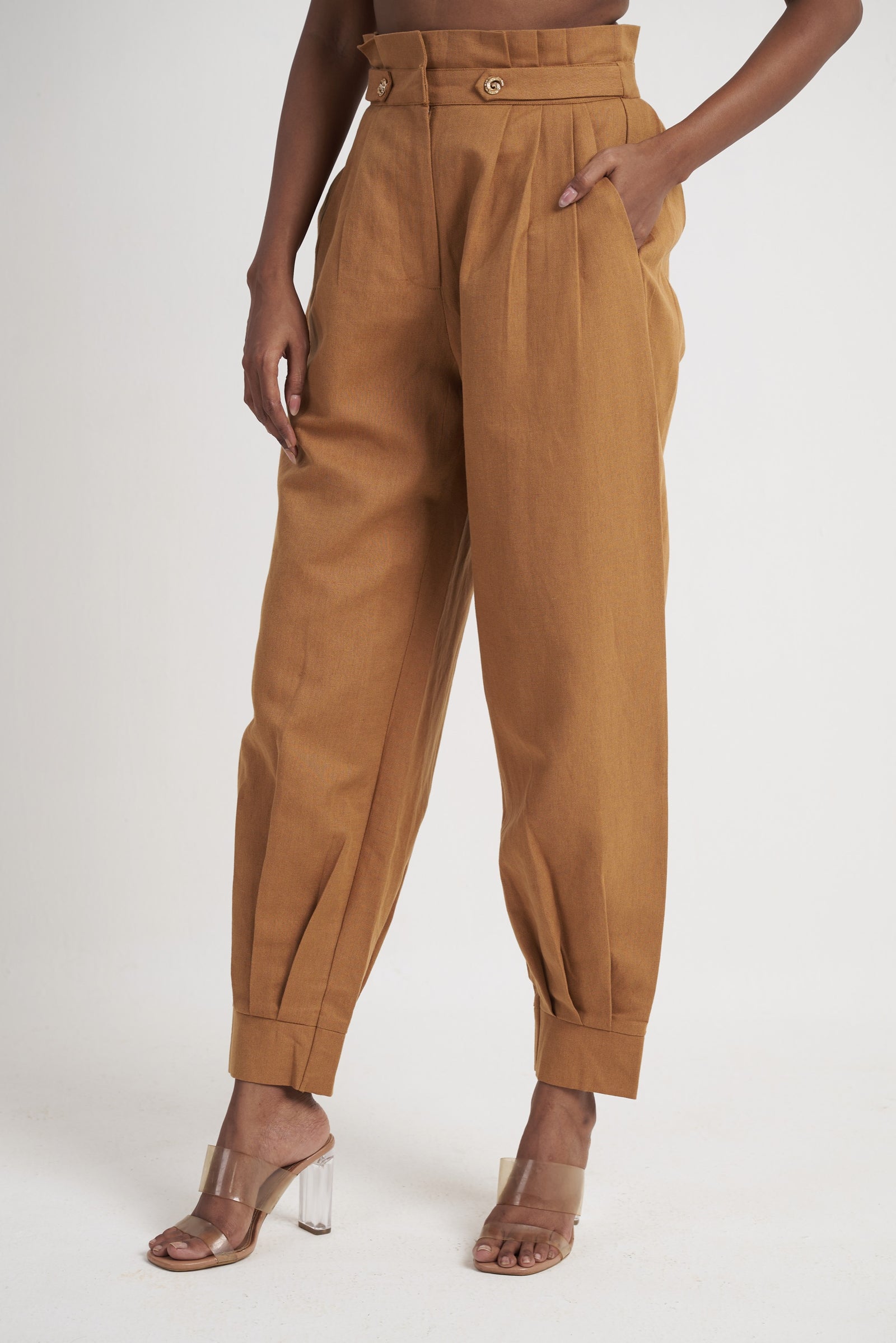 High-Rise Pleated Tapered Trouser in Chipmunk