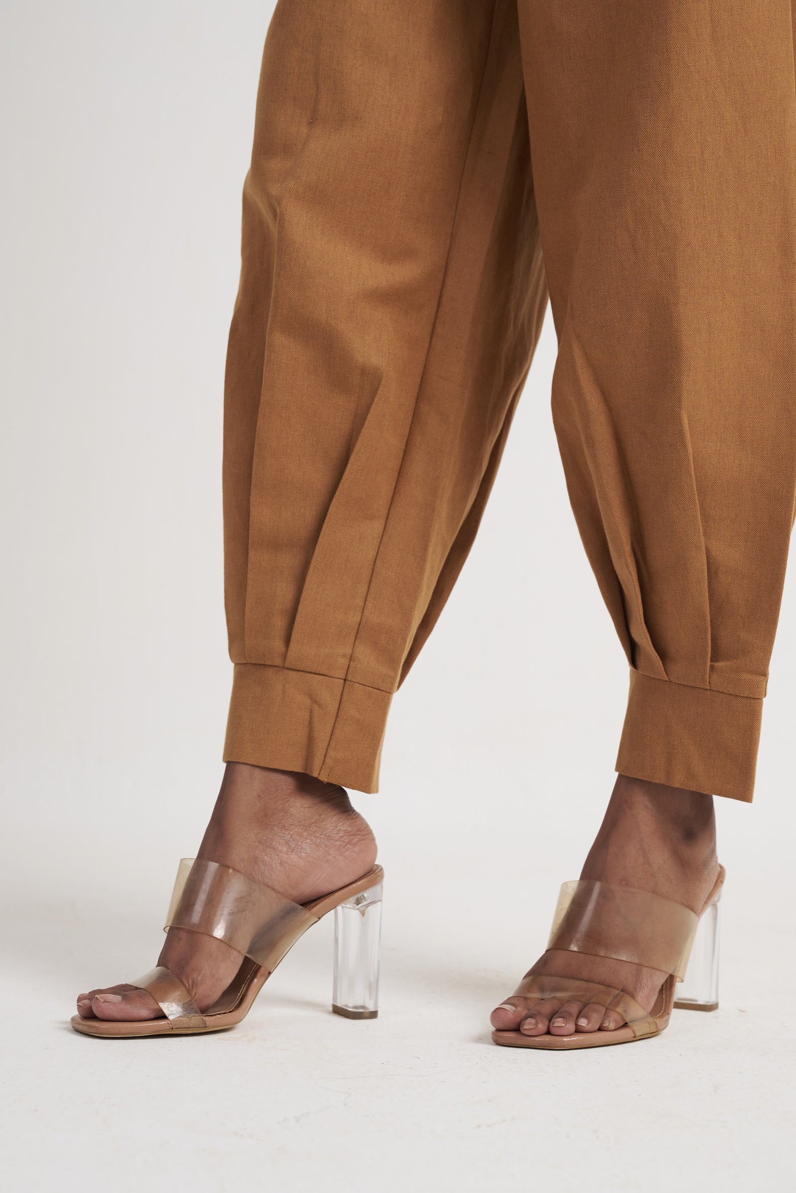 High-Rise Pleated Tapered Trouser in Chipmunk