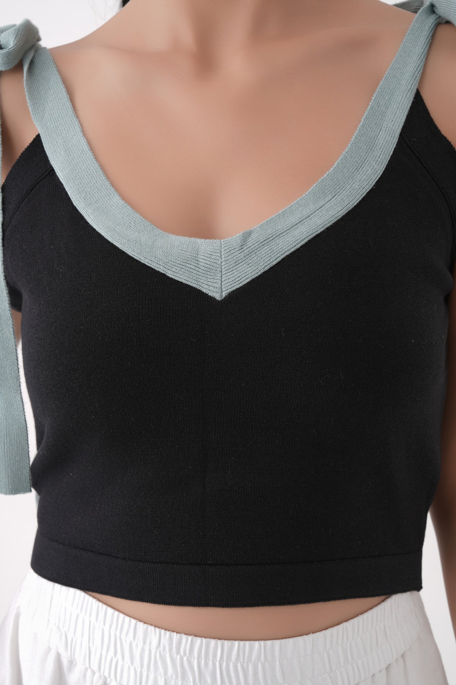 black v neck tie up strap knitted top