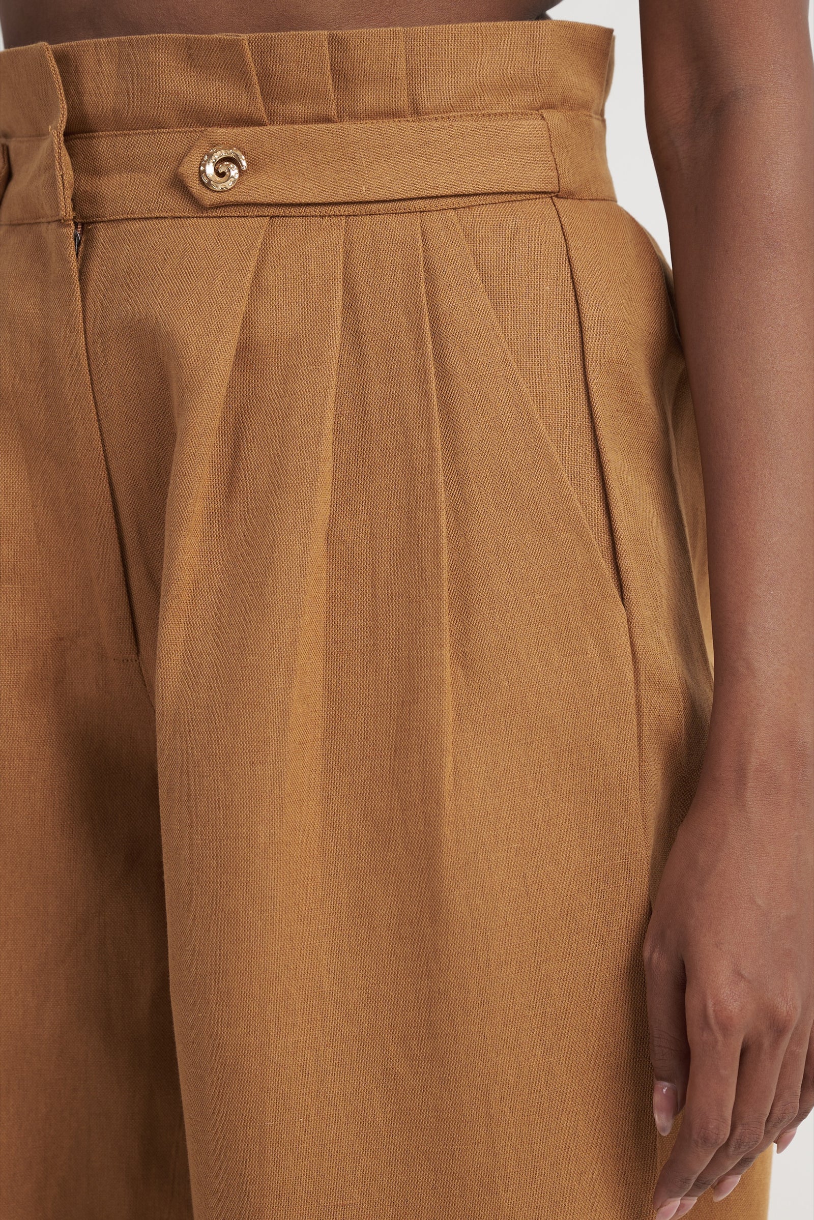 High-Rise Pleated Tapered Trouser in Chipmunk