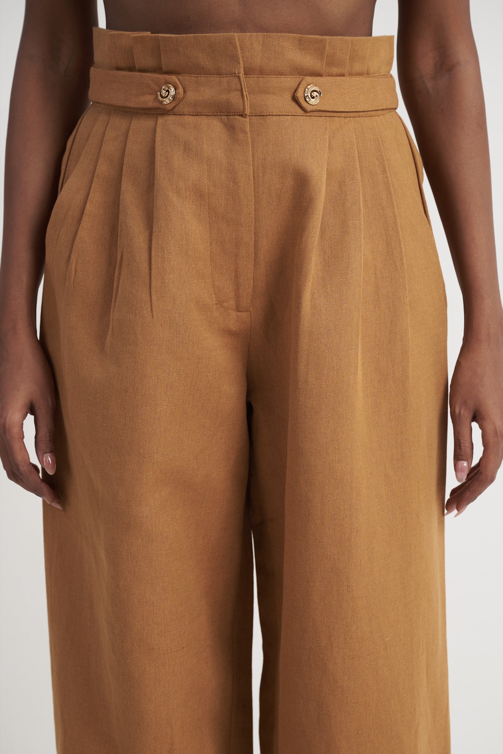 High-Rise Pleated Tapered Trouser in Chipmunk
